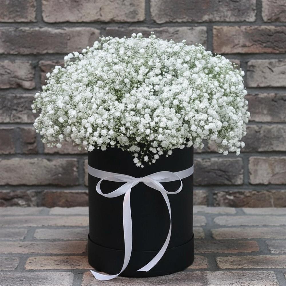 Цветочная композиция из Гипсофила в шляпной коробке в Мирном Ставропольский край