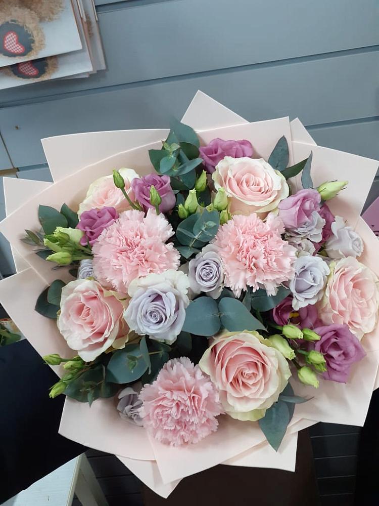 Букет цветов из: Розы, Гвоздики и Лизиантусы в Мирном Ставропольский край